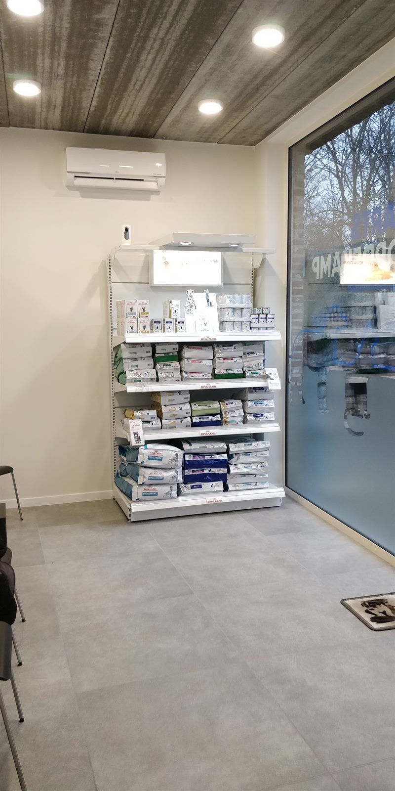 Rek met voeding en verzorgingsproducten