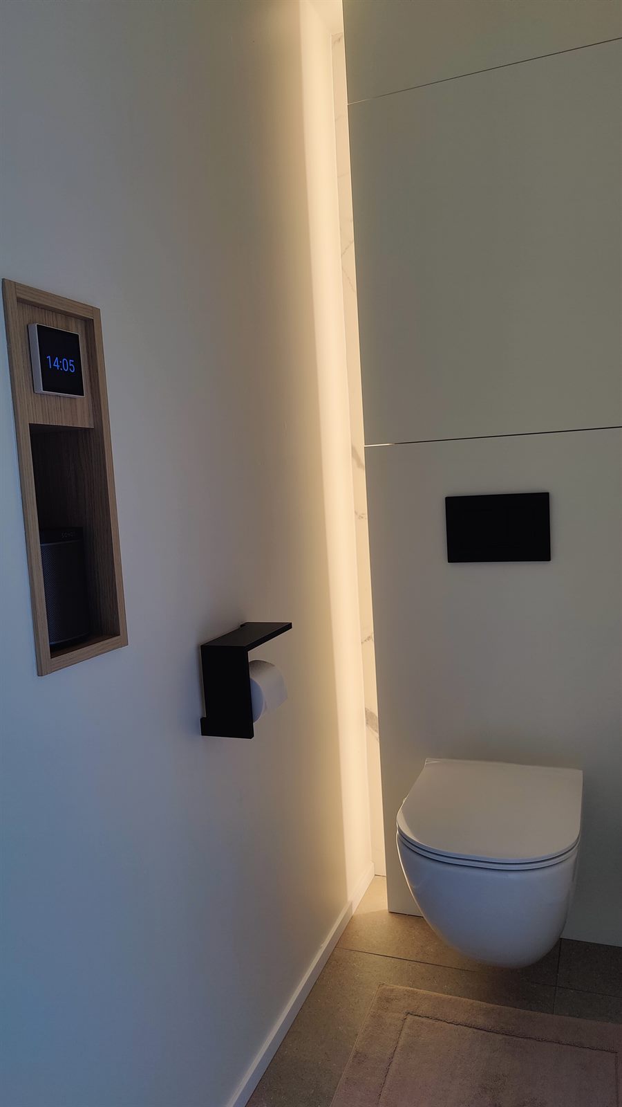 Toiletnis met verlichte wand