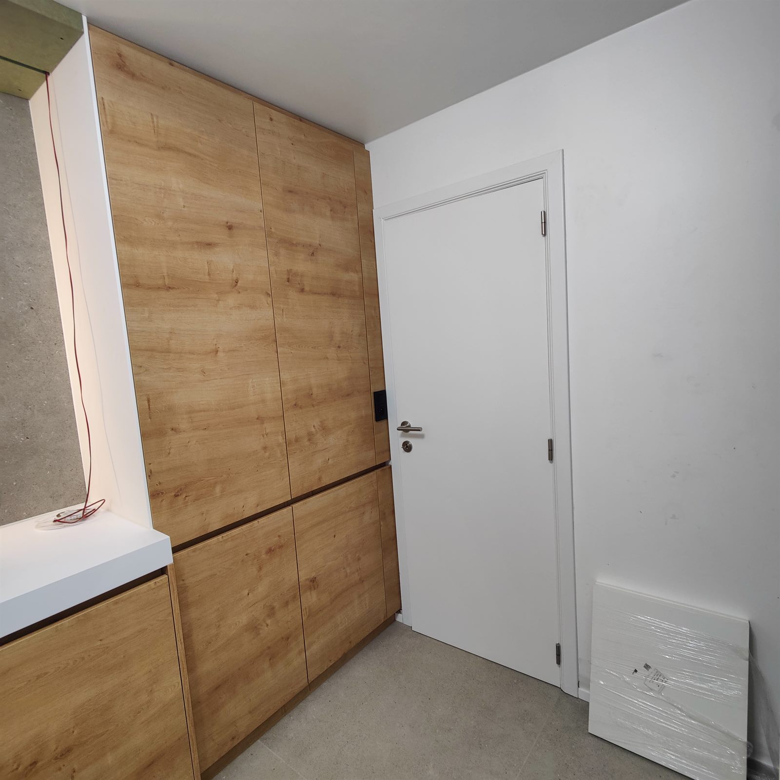 Kastenwand bij de ingang van de badkamer
