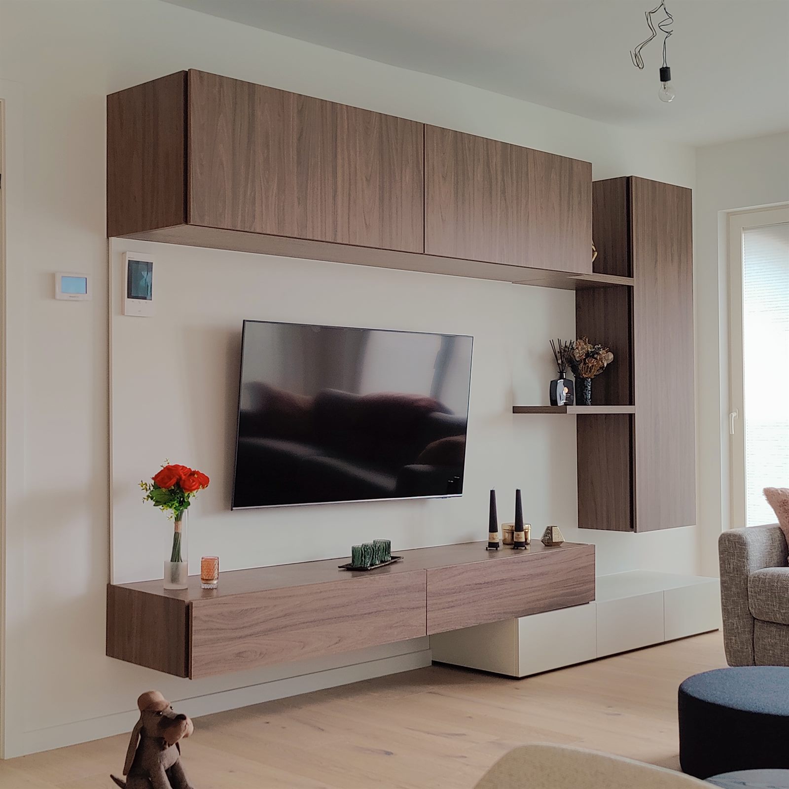 Maatwerk TV-meubel in walnoot in een woning in Oostende