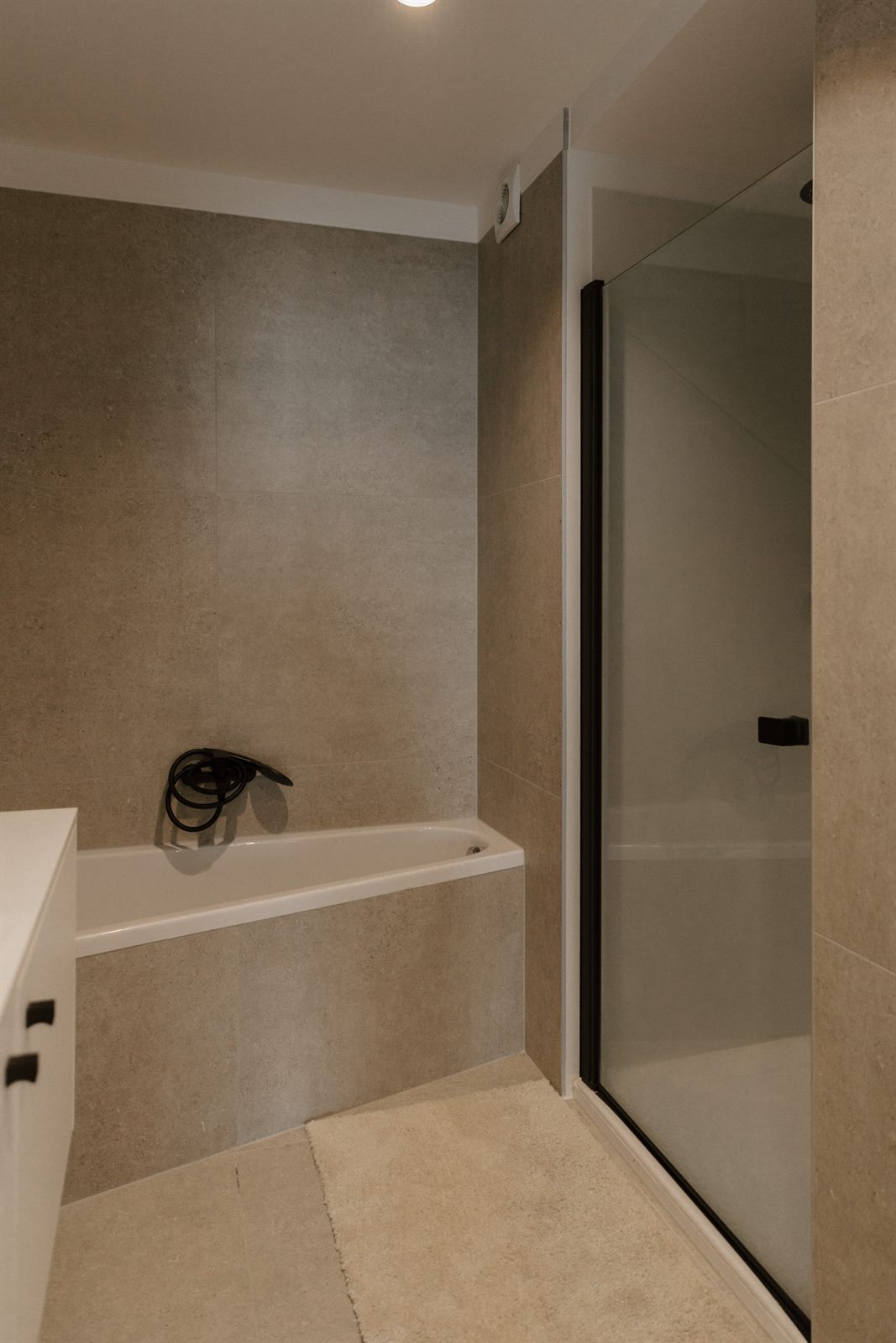 Badkamer met ligbad en inloopdouche