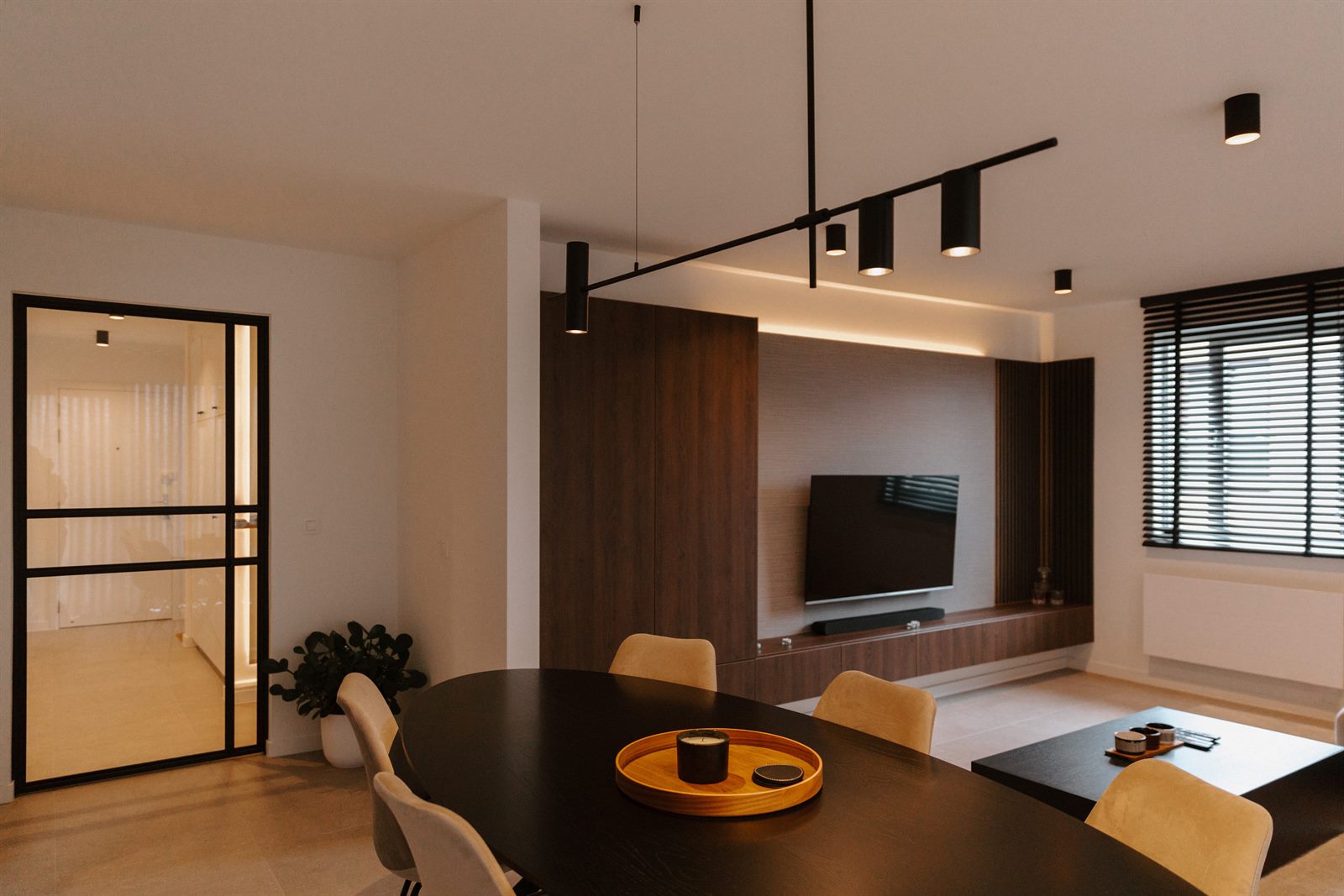 TV-wand met lamellenpaneel en sfeerverlichting