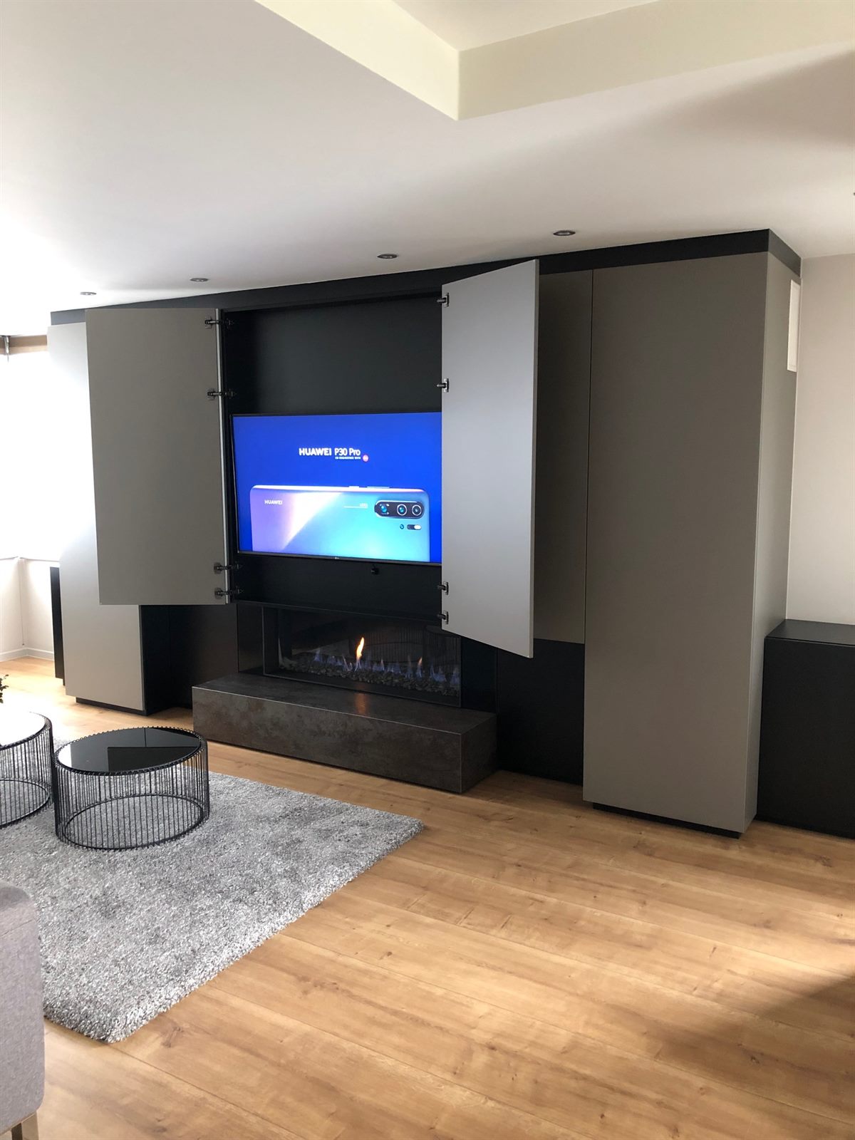 TV-meubel met geopende deuren