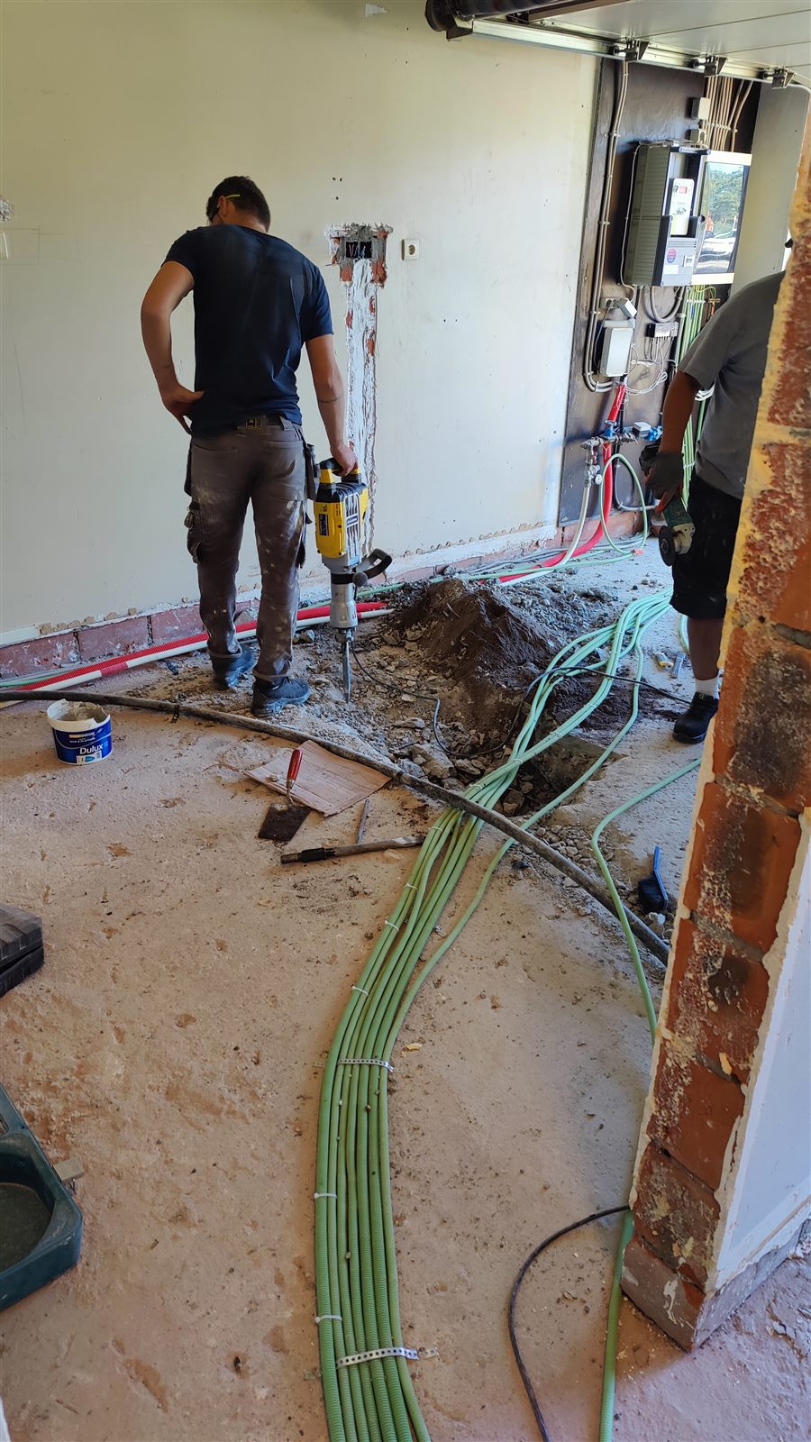 Opengebroken vloer voor nieuwe leidingen tijdens de renovatie