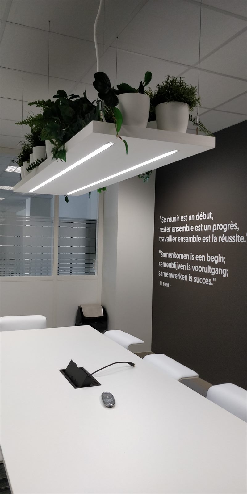 Vergaderruimte met inspirerende quote op de wand
