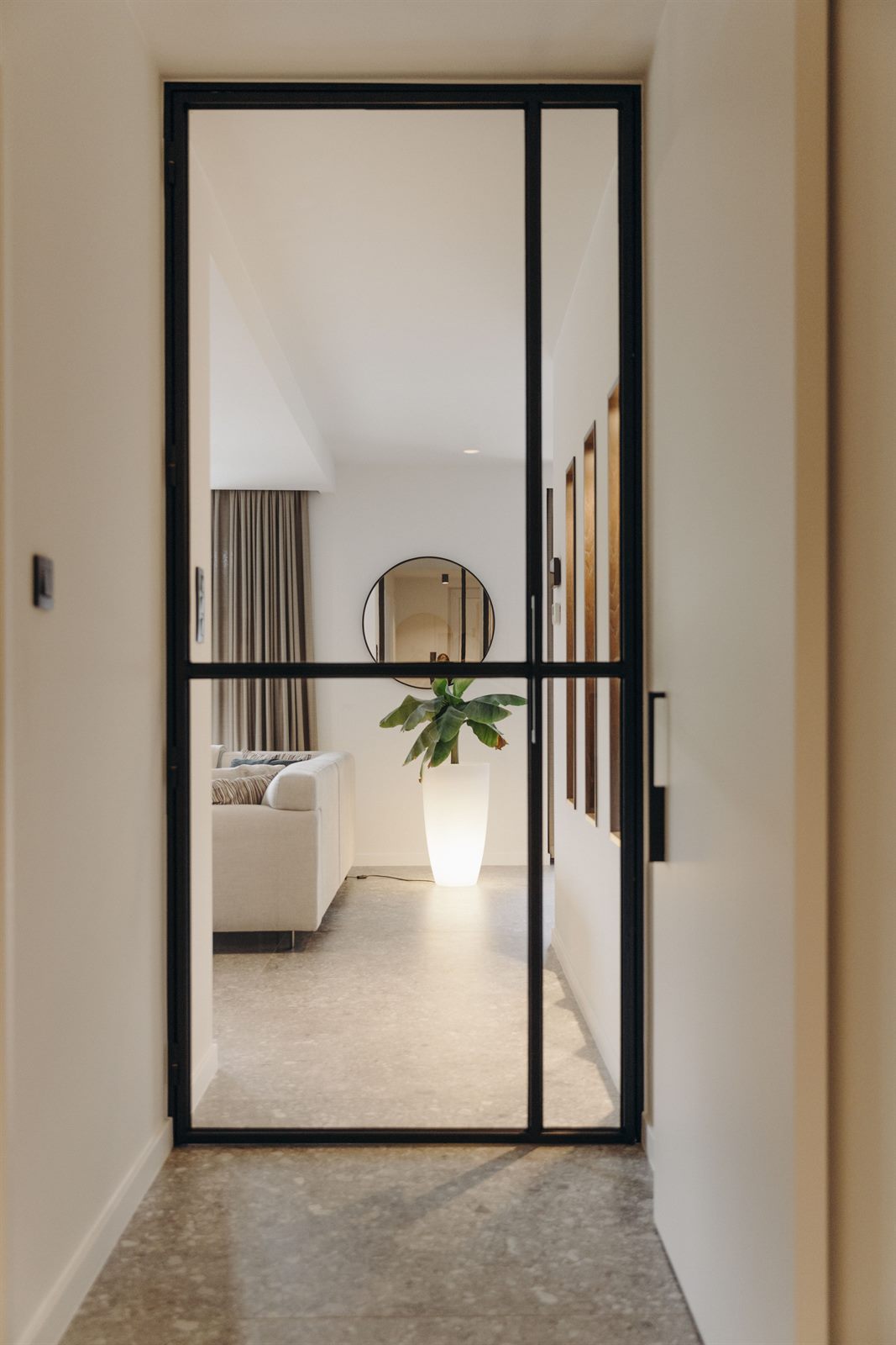 Eetkamer met maskercollectie in een woning in Hasselt