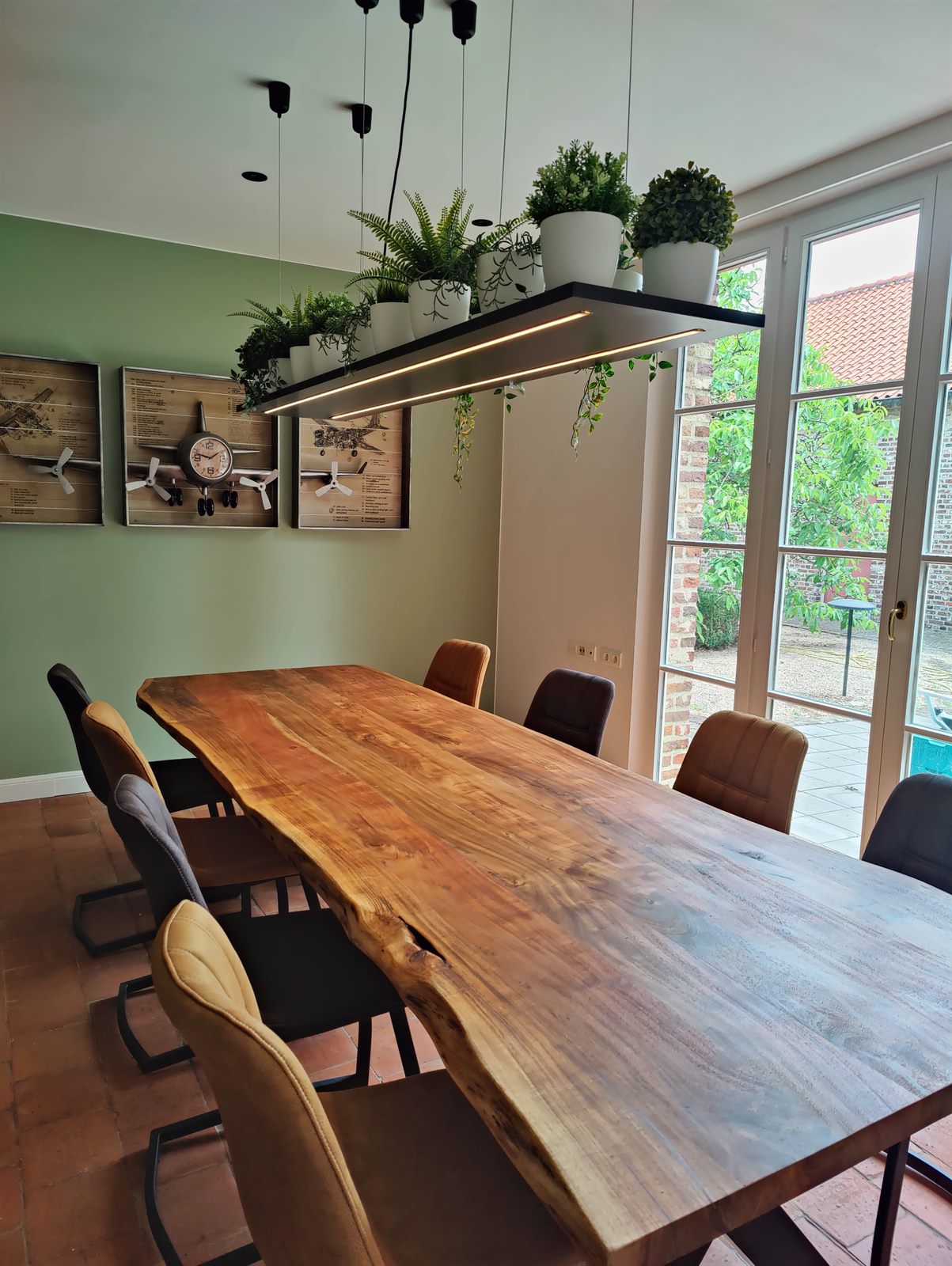 Eettafel met plantenhanger
